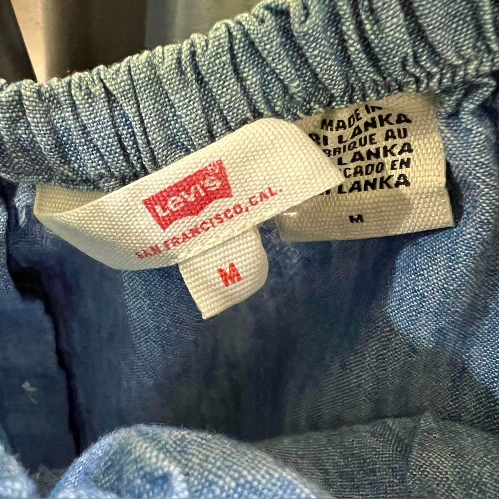 Levi's Off The Shoulder Top Chambray Size Medium - Picture 6 of 14